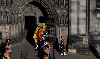 Raja Charles III Pimpin Iring-iringan Peti Mati Ratu Elizabeth II Lintasi Edinburgh