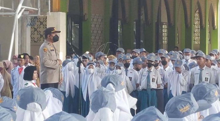 Polrestabes Surabaya Gelar Sosialisasi Anti Narkoba di SMKN 1 Surabaya