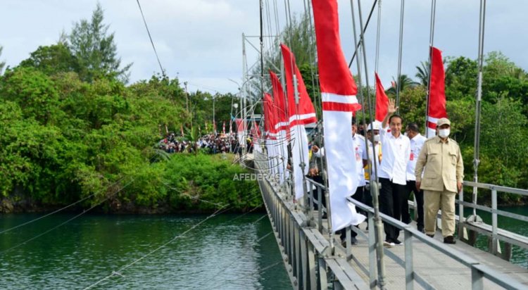 Jokowi Resmikan Jembatan Gantung Wear Fair di Maluku Tenggara
